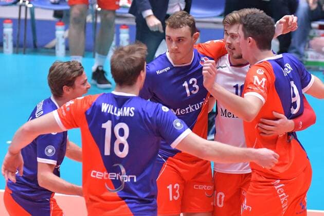 04 11 2017 xtkx Volleyball Men United Volleys Frankfurt TSV Herrsching emspor v l Patrick Steuerwald United Volleys Lincoln Williams United Volleys Moritz Karlitzek United Volleys Julian Zenger United Volleys Georg Escher United Volleys Frankfurt