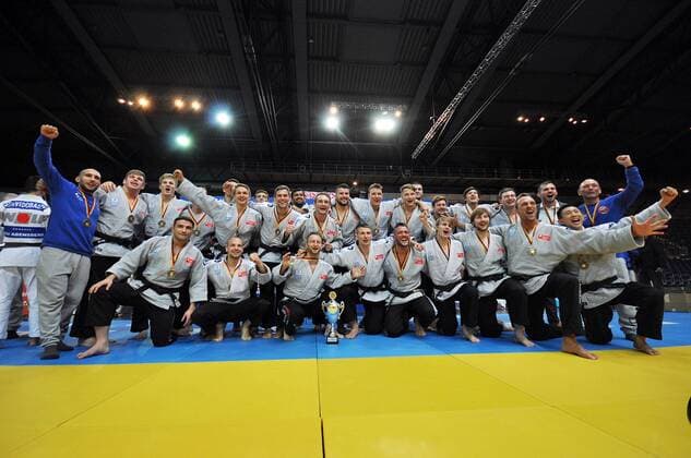 Deutsche Judo Bundesliga, Finale (04.11.2017). Finale Hamburger JT - KSV Esslingen Der Judoclub Leipzig bejubelt den dritten Platz und Bronze in der Meisterschaft. Leipzig Sachsen Deutschland *** German Judo Bundesliga Final 04 11 2017 Final Hamburg JT KSV Esslingen The Judo Club Leipzig celebrates the third place and bronze in the championship Leipzig Saxony Germany