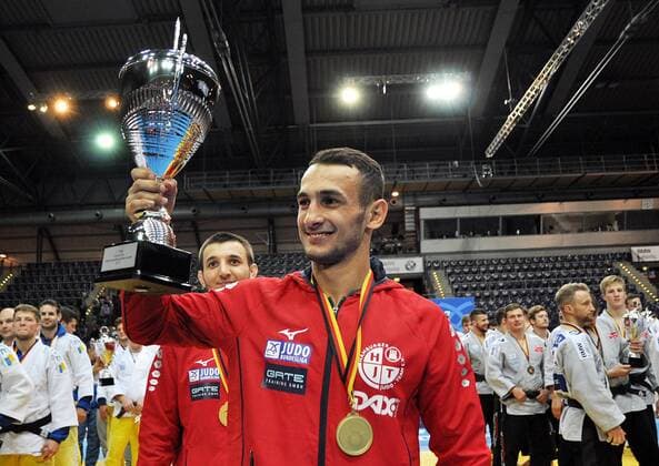Deutsche Judo Bundesliga, Finale (04.11.2017). Finale Hamburger JT - KSV Esslingen Der Hamburger Orkhan Safarov mit dem Meister-Pokal nach dem Gewinn der deutschen Meisterschaft durch das Hamburger Judoteam. Leipzig Sachsen Deutschland *** German Judo Bundesliga Final 04 11 2017 Final Hamburg JT KSV Esslingen The Hamburg Orkhan Safarov with the champion cup after winning the German championship by the judo team Leipzig Saxony Germany