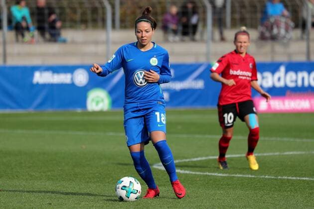 Vanessa Bernauer Wolfsburg 18 on the ball Spielzene Freisteller Full Body Single Action Action Football Allianz Women Bundesliga SC Freiburg VfL Wolfsburg xozx