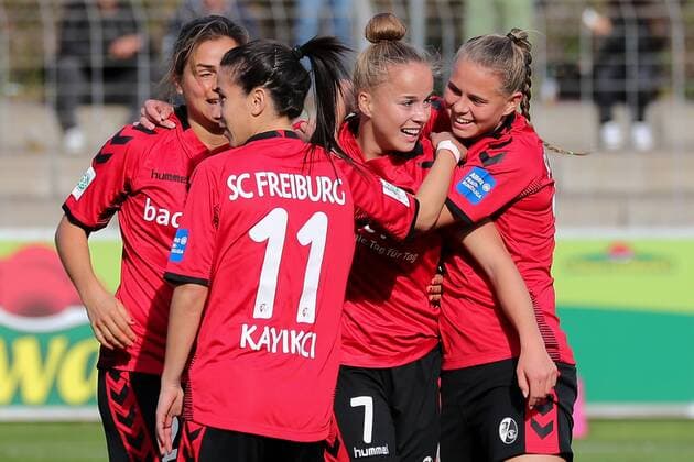 Anja Maike Hegenauer Friborg 24 Hasret Kayikci Freiburg 11 Goalie Giulia Gwinn Freiburg 7 Klara Buehl Klara Buehl Freiburg 21 celebrate goalkeeper goalkeeper celebrate the goal goal celebration Cheering over the goal optimistic Action Action Soccer Allianz Women Bundesliga SC Freiburg VfL Wolfsburg xozx