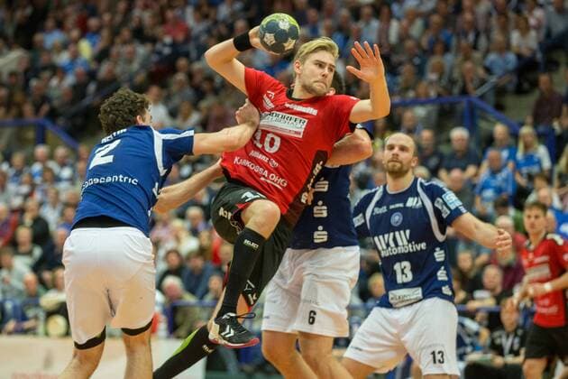 Patrick Miedema 10 HSG Nordhorn Lingen at the throw between Maximilian Leon Bettin 2 Bergischer HC and Leos Petrovsky 6 Bergischer HC Bergischer HC vs HSG Nordhorn Lingen Handball 2 Bundesliga 04 11 17 Solingen NRW Germany Klingenhalle Copyright: xcdnx