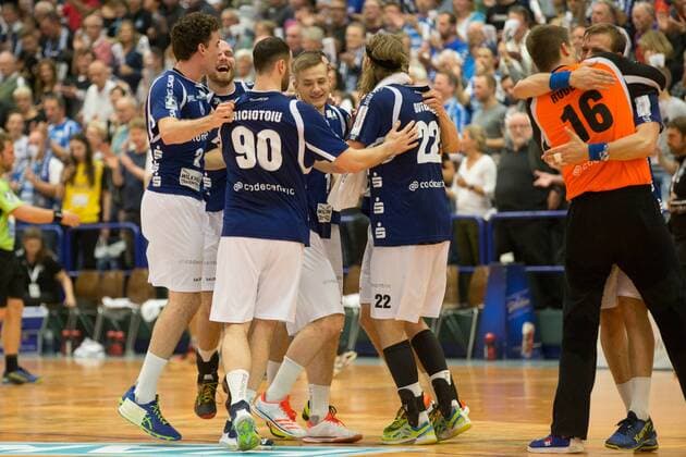 The team of Bergischer HC celebrate the 29 18 victory over HSG Nordhorn Lingen with Maximilian Leon Bettin 2 Bergisch HC Bogdan Andrei Criciotoiu 90 Bergisch HC Maciej Majdzinski 14 Bergischer HC and Fabian Gutbrod 22 Bergischer HC right Christopher Rudeck 16 TW Bergischer HC Bergischer HC vs HSG Nordhorn Lingen Handball 2 Bundesliga 04 11 17 Solingen NRW Germany Klingenhalle Copyright: xcdnx