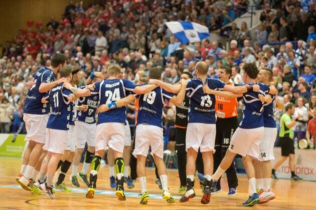 The team of the Bergischer HC celebrates the 29 18 win over the HSG Nordhorn Lingen with Maximilian Leon Bettin 2 Bergisch HC Bogdan Andrei Criciotoiu 90 Bergisch HC Maciej Majdzinski 14 Bergischer HC and Fabian Gutbrod 22 Bergischer HC Max Darj 5 Bergischer HC Tomas Babak 19 Bergischer HC Arnor Thor Gunnarsson 11 Bergischer HC Kristian Nippes 13 Bergischer HC and other Bergischer HC vs HSG Nordhorn Lingen Handball 2 Bundesliga 04 11 17 Solingen NRW Germany Klingenhalle Copyright: xcdnx