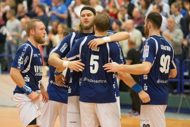 Bergischer HC celebrates the 29 18 victory over HSG Nordhorn Lingen with Jan Artmann 17 Bergischer HC Fabian Gutbrod 22 Bergischer HC Max Darj 5 Bergischer HC and Bogdan Andrei Criciotoiu 90 Bergischer HC Bergischer HC vs HSG Nordhorn Lingen Handball 2 Bundesliga 04 11 17 Solingen NRW Germany Klingenhalle Copyright: xcdnx
