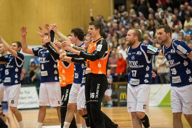 The team of Bergischer HC to Leos Petrovsky 6 Bergischer HC Emil Olbertz 12 TW Bergischer HC Maximilian Leon Bettin 2 Bergischer HC Linus Arnesson 24 Bergischer HC Christopher Rudeck 16 TW Bergischer HC Jan Artmann 17 Bergischer HC and Tomas Babak 19 Bergischer HC celebrates the 29 18 victory about the HSG Nordhorn Lingen with the spectators Bergischer HC vs HSG Nordhorn Lingen Handball 2 Bundesliga 04 11 17 Solingen NRW Germany Klingenhalle Copyright: xcdnx