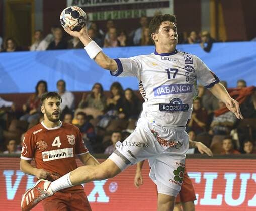 Ademar Leon player Jaime Fernandez (R) in action against Hugo Descat (L) of Dinamo Bucarest during their Champions League handball match played in Leon, Spain, 04 November 2017. ADEMAR LEON vs DINAMO BUCAREST !ACHTUNG: NUR REDAKTIONELLE NUTZUNG!  Copyright: xJ.xCASARESx GRA016 20171104-636454271047782093