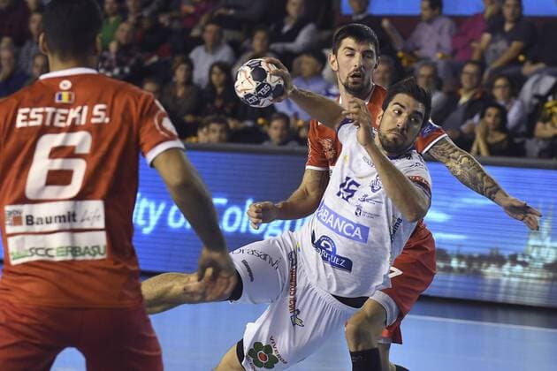 Ademar Leon player Juan Jose Fernandez (R) in action against Sajad Esteki (L) of Dinamo Bucarest during their Champions League handball match played in Leon, Spain, 04 November 2017. ADEMAR LEON vs DINAMO BUCAREST !ACHTUNG: NUR REDAKTIONELLE NUTZUNG!  Copyright: xJ.xCASARESx GRA016 20171104-636454271674746093
