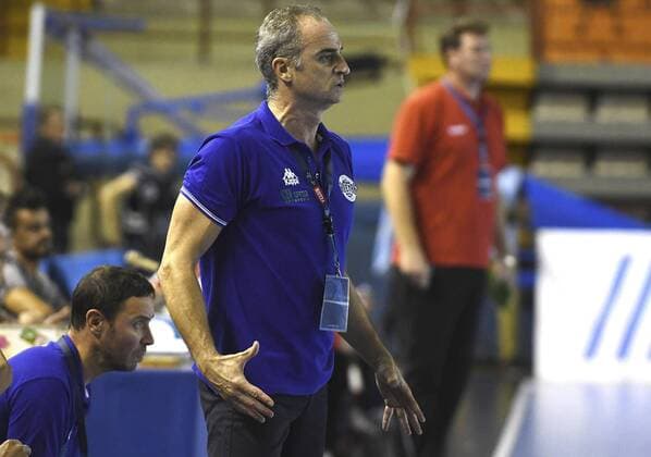 Ademar Leon Head Coach, Rafa Guijosa, reacts against Dinamo Bucarest during their Champions League handball match played in Leon, Spain, 04 November 2017. ADEMAR LEON vs DINAMO BUCAREST !ACHTUNG: NUR REDAKTIONELLE NUTZUNG!  Copyright: xJ.xCASARESx GRA016 20171104-636454271689254093
