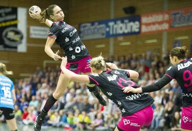 Buxtehuder SV vs TuS Metzingen Handball DHB Cup 04 11 17 Monika Kobylinska No 8 TuS Metzingen Buxtehuder SV vs TuS Metzingen xtsx