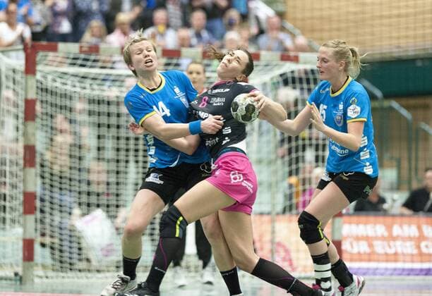 Buxtehuder SV vs. TuS Metzingen Handball DHB Pokal 04 11 17 Friederike Gubernatis No 14 Buxtehuder SV vs. Monika Kobylinska No 8 TuS Metzingen Buxtehuder SV vs. TuS Metzingen xtsx