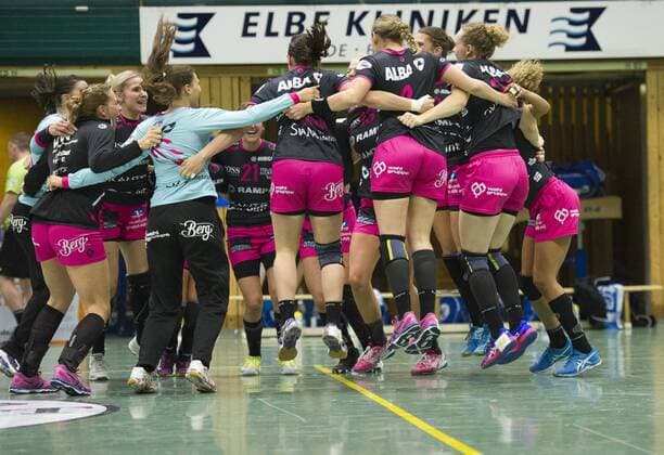 Buxtehuder SV vs TuS Metzingen Handball DHB Pokal 04 11 17 TuS Metzingens team celebrates victory in round of 16 against Buxtehuder SV vs TuS Metzingen xtsx