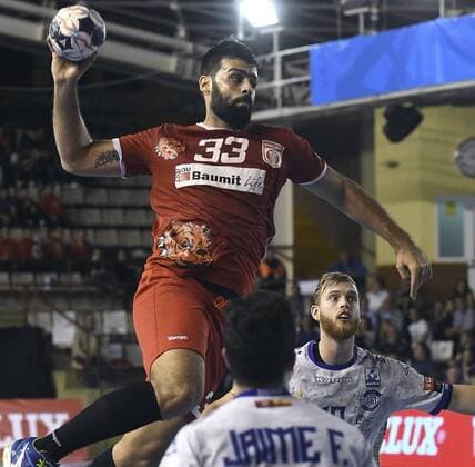 Esteki Allahkaram of Dinamo Bucarest in action against Ademas Leon during their Champions League handball match played in Leon, Spain, 04 November 2017. ADEMAR LEON vs DINAMO BUCAREST !ACHTUNG: NUR REDAKTIONELLE NUTZUNG!  Copyright: xJ.xCASARESx GRA016 20171104-636454273686522093