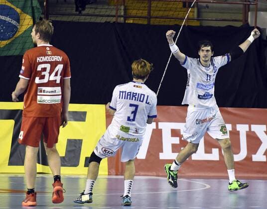 Ademar Leon player Vieyra (R) celebrates after scoring against Dinamo Bucarest during their Champions League handball match played in Leon, Spain, 04 November 2017. ADEMAR LEON vs DINAMO BUCAREST !ACHTUNG: NUR REDAKTIONELLE NUTZUNG!  Copyright: xJ.xCASARESx GRA016 20171104-636454274349522093