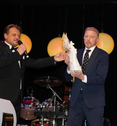 04 11 2017 Frankfurt am Main Old Opera German sports pressBall tennis legend Boris Becker was named legend of the sport in 2008 and today receives the Pegasos prize from Jörg Müllers hand