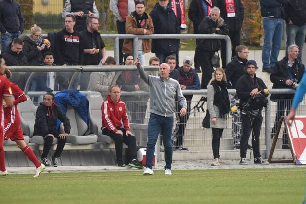 04 11 2017 Neu Isenburg Sportpark Football LOTTO Hessenliga Season 2017 2018 SG Rotweiss Frankfurt vs. Hessen Dreieich Coach Mario Basler RW Frankfurt is on the sidelines