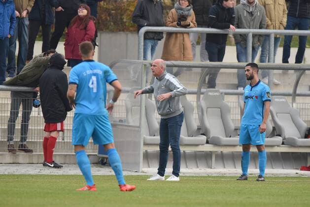 04 11 2017 Neu Isenburg Sportpark Football LOTTO Hessenliga Season 2017 2018 SG Rotweiss Frankfurt vs. Hessen Dreieich Coach Mario Basler RW Frankfurt is on the sidelines