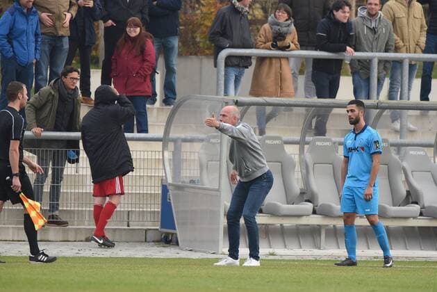 04 11 2017 Neu Isenburg Sportpark Football LOTTO Hessenliga Season 2017 2018 SG Rotweiss Frankfurt vs. Hessen Dreieich Coach Mario Basler RW Frankfurt is on the sidelines