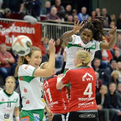 Prelude Georgette Kinlend Frisch On Goeppingen At the throw Karin Weigelt Frisch On Goeppingen L Miranda Schmidt Robben HSG Bad Wildungen Vipers and Sabine Heusdens HSG Bad Wildungen Vipers R Handball DHB Cup 3 Round Women HSG Bad Wildungen Vipers vs Frisch On Goeppingen 04 11 2017 Bad Wildungen Copyright: xEibner-Pressefoto RolandxSippelx EP_RSL