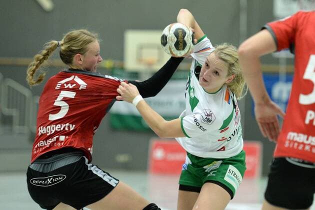 Alexandra Sviridenko Frisch On Goeppingen on the ball and Tamara Haggerty HSG Bad Wildungen Vipers Handball DHB Pokal 3 Round Women HSG Bad Wildungen Vipers vs Frisch On Goeppingen 04 11 2017 Bad Wildungen Copyright: xEibner-Pressefoto RolandxSippelx EP_RSL
