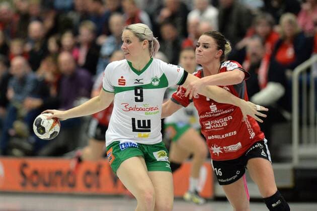 Johanna Schindler Frisch On Goeppingen on the ball and Mariel Stefanie Beugels HSG Bad Wildungen Vipers Handball DHB Pokal 3 Round Women HSG Bad Wildungen Vipers vs Frisch On Goeppingen 04 11 2017 Bad Wildungen Copyright: xEibner-Pressefoto RolandxSippelx EP_RSL