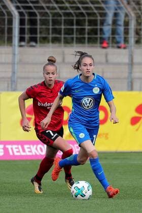 Giulia Gwinn Freiburg 7 Tessa Wullaert Wolfsburg 10 Action Action Game Scene Soccer Allianz Women Bundesliga SC Freiburg VfL Wolfsburg xozx