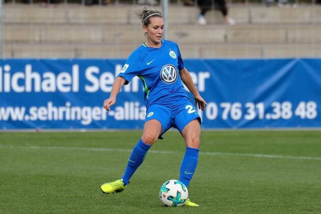 Lena Goessling Lena Goessling Wolfsburg 28 on the ball Spielzene Freisteller Full Body Einzelbild Action Action Soccer Allianz Women Bundesliga SC Freiburg VfL Wolfsburg xozx
