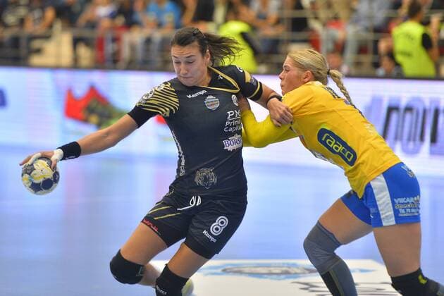 November 4, 2017 - Bucharest, Romania - CSM Bucharest s Cristina Neagu vs Nykoping s Iversen Sarah during Handball EHF WomenÃ¢â‚¬â ¢s Champions League, Group Match between Csm Bucharest (ROU) Nykobing Falster (DEN) on 3 November 2017 in Bucharest, Romania. Csm Bucharest v Nykobing Falster - EHF Women s Champions League  - ZUMAn230 20171104_zaa_n230_586 Copyright: xAlexxNicodimx