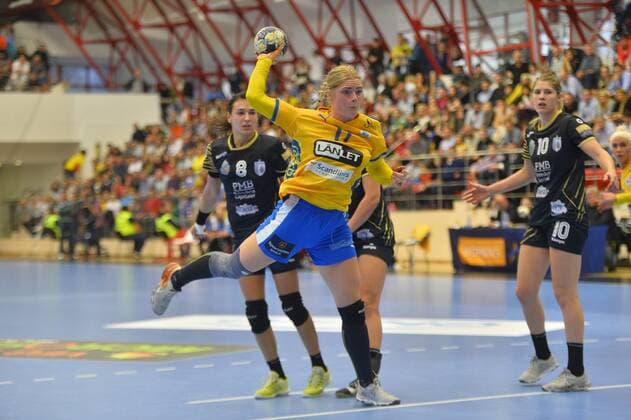 November 4, 2017 - Bucharest, Romania - Nykoping s Sarah Iversen vies CSM Bucharest s Sabina Jacobsen during Handball EHF WomenÃ¢â‚¬â ¢s Champions League, Group Match between Csm Bucharest (ROU) Nykobing Falster (DEN) on 3 November 2017 in Bucharest, Romania. Csm Bucharest v Nykobing Falster - EHF Women s Champions League  - ZUMAn230 20171104_zaa_n230_592 Copyright: xAlexxNicodimx
