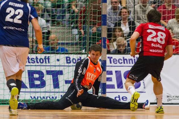 Christopher Rudeck 16 TW Bergischer HC parried seven meters by Lasse Seidel 28 HSG Nordhorn Lingen Bergischer HC vs HSG Nordhorn Lingen Handball 2 Bundesliga 04 11 17 Solingen NRW Germany Klingenhalle Copyright: xcdnx