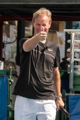 November 4, 2017 - Delray Beach, Florida, US - STEVE DOOCY, TV Producer and Fox Co-Host gives a thumbs up on court at the Delray Beach Stadium and Tennis Center in Florida during the 2017 Chris Evert Raymond James Pro-Celebrity Tennis Classic. Chris Evert Charities has raised more than $23 million in an ongoing campaign for Florida s most at-risk children. Doocy at 2017 Chris Evert Pro-Celebrity Ternnis Classic - ZUMAd84_ 20171104_zaf_d84_050 Copyright: xArnoldxDrapkinx