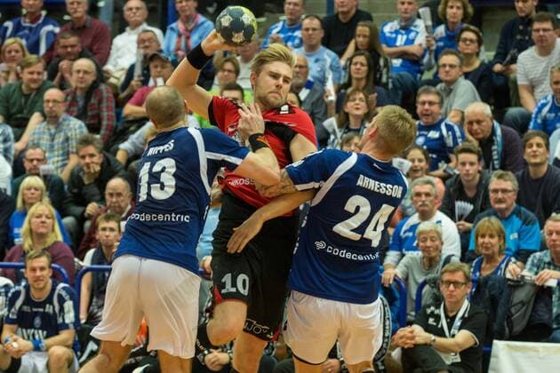 Kristian Nippes 13 Bergischer HC and Linus Arnesson 24 Bergischer HC stop Patrick Miedema 10 HSG Nordhorn Lingen Bergischer HC vs HSG Nordhorn Lingen Handball 2 Bundesliga 04 11 17 Solingen NRW Germany Klingenhalle Copyright: xcdnx