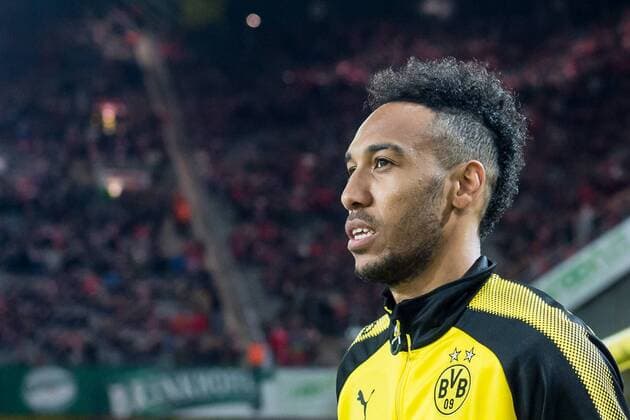 Fußball 1 Bundesliga Saison 2017 2018 11 Spieltag Borussia Dortmund FC Bayern München am 04 11 2017 im Signal Iduna Park in Dortmund Nordrhein Westfalen Dortmunds Pierre Emerick Aubameyang betritt den Rasen Copyright: xKirchner DavidxInderliedx