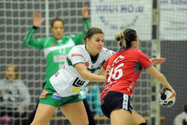 Petra Adamkova Frisch On Goeppingen L and Mariel Stefanie Beugels HSG Bad Wildungen Vipers on the ball Handball DHB Pokal 3 Round Women HSG Bad Wildungen Vipers vs Frisch On Goeppingen 04 11 2017 Bad Wildungen Copyright: xEibner-Pressefoto RolandxSippelx EP_RSL