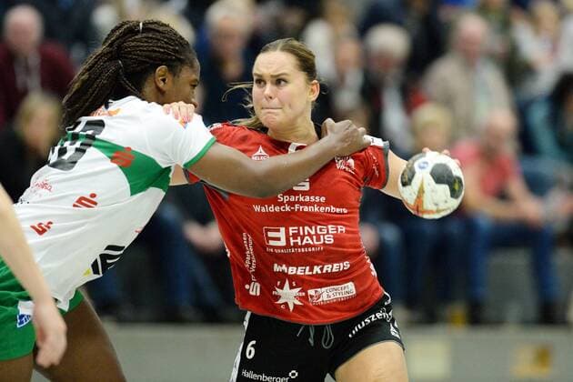 Anouk Nieuwenweg HSG Bad Wildungen Vipers on the ball and Prudence Georgette Kinlend Frisch on Goeppingen Handball DHB Pokal 3 Round Women HSG Bad Wildungen Vipers vs Frisch on Goeppingen 04 11 2017 Bad Wildungen Copyright: xEibner-Pressefoto RolandxSippelx EP_RSL