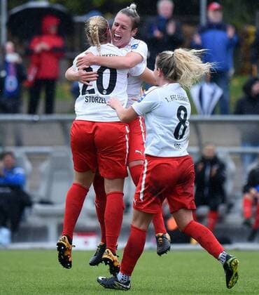 05 11 2017 xhbx Football 1 Bundesliga Women 1 FFC Frankfurt SV Werder Bremen emspor v l Torjubel Goal celebration celebrate the goal 1 0 Laura Stoerzel 1 FFC Frankfurt Sophie Schmidt 1 FFC Frankfurt Lily Agg 1 FFC Frankfurt Frankfurt am Main