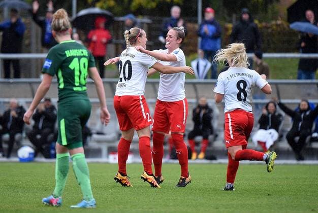 05 11 2017 xhbx Football 1 Bundesliga Women 1 FFC Frankfurt SV Werder Bremen emspor v l Torjubel Goal celebration celebrate the goal 1 0 Lina Hausicke SV Werder Bremen Women Laura Stoerzel 1 FFC Frankfurt Sophie Schmidt 1 FFC Frankfurt Lily Agg 1 FFC Frankfurt Frankfurt am Main