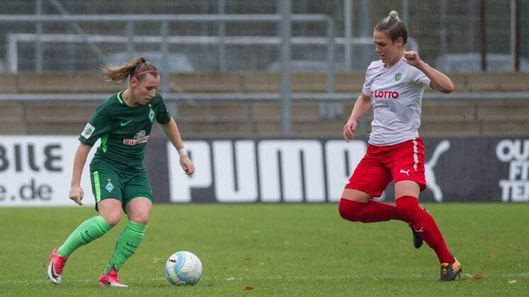 V left Cindy King Koenig SV Werder Bremen 11 in duel with Sophie Schmidt 1 FFC Frankfurt 12 Football Allianz Women Bundesliga 1 FFC Frankfurt SV Werder Bremen xobx