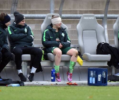 05 11 2017 xhbx Football 1 Bundesliga Women 1 FFC Frankfurt SV Werder Bremen emspor v l Nina Lührsen SV Werder Bremen Women injured injury Frankfurt am Main
