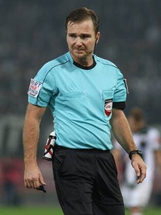 Graz Austria 4 11 2017 Sport Soccer Tipico Soccer Bundesliga SK Puntigamer Sturm Graz vs. SK Rapid Wien Photo shows referee Dieter Muckenhammer 4 11 17 Graz Austria Sport Soccer Tipico Soccer Bundesliga SK Puntigamer Sturm Graz vs. SK Rapid Vienna Image shows referee Dieter Muckenhammer 171104 SEPA 13 040 jpg xsmmpJPGx