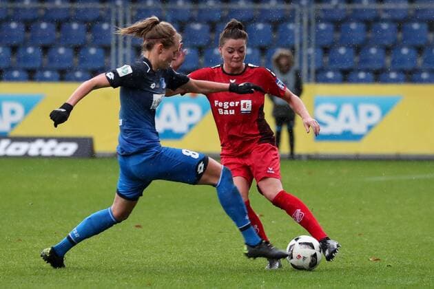 Maximiliane Rall TSG 8 Verena Aschauer Sand 18 Duel duel tackle tackling Dynamics Action Action Soccer Allianz Women Bundesliga TSG 1899 Hoffenheim SC Sand xozx