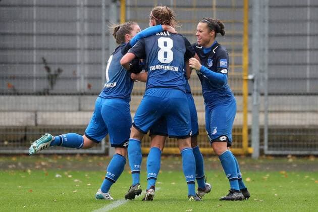 TSG 1899 Hoffenheim players cheer for the goal 0 1 Jubilee Torjubel Goalkeeping celebrate the goal goal celebration Cheering over the goal optimistic Action Action Soccer Allianz Women Bundesliga TSG 1899 Hoffenheim SC Sand xozx