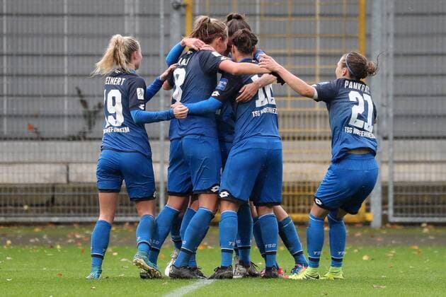 TSG 1899 Hoffenheim players cheer for the goal 0 1 Jubilee Torjubel Goalkeeping celebrate the goal goal celebration Cheering over the goal optimistic Action Action Soccer Allianz Women Bundesliga TSG 1899 Hoffenheim SC Sand xozx