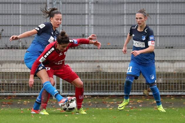 Franziska Harsch TSG 17 Laura Feiersinger Sand 27 Leonie Pankratz TSG 21 Duel tackle tackling Dynamics Action Action Soccer Allianz Women Bundesliga TSG 1899 Hoffenheim SC Sand xozx