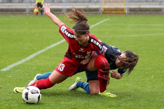 Sylvia Arnold Sand 13 Isabella Hartig TSG 13 Duel tackle tackling Dynamics Action Action Soccer Allianz Women Bundesliga TSG 1899 Hoffenheim SC Sand xozx