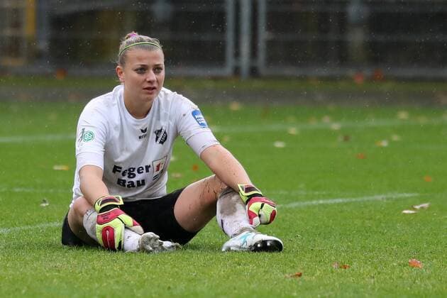 Carina Schlüter Carina Schlueter Goalkeeper Sand 1 disappointed with the defeat Disappointment after the final whistle Losers lost Frustration disappointed pessimistic Football Allianz Women Bundesliga TSG 1899 Hoffenheim SC Sand xozx