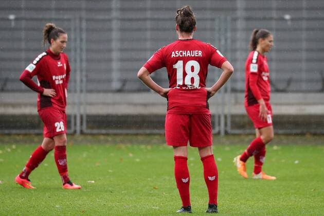 v left Laura Vetterlein Sand 26 Verena Aschauer Sand 18 Claire Savin Sand 17 disappointed with the defeat disappointment after the final whistle Losers lost Frustration disappointed pessimistic Football Allianz Women Bundesliga TSG 1899 Hoffenheim SC Sand xozx