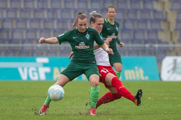 V left Cindy King Koenig SV Werder Bremen 11 in duel with Sophie Schmidt 1 FFC Frankfurt 12 Football Allianz Women Bundesliga 1 FFC Frankfurt SV Werder Bremen xobx