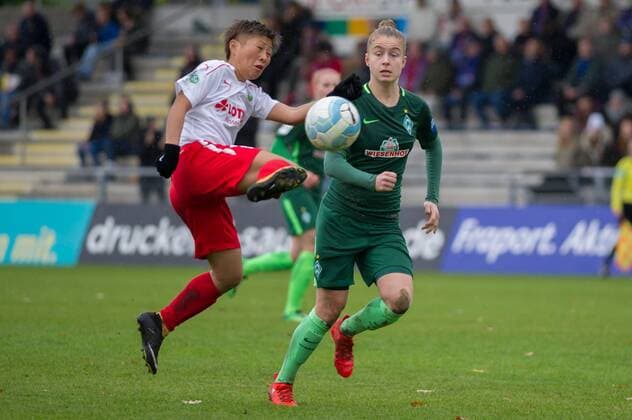 Kumi Yokoyama 1 FFC Frankfurt 10 in duel with Michelle Ulbrich SV Werder Bremen 5 Football Allianz Women Bundesliga 1 FFC Frankfurt SV Werder Bremen xobx