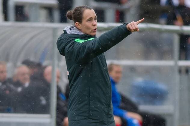 Trainer head coach Carmen Roth SV Werder Bremen gestures gestures with the gestures gesturing Football Alliance Women Bundesliga 1 FFC Frankfurt SV Werder Bremen xobx